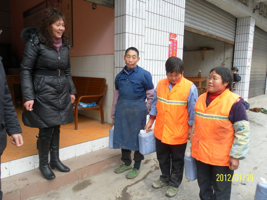 密溪乡环卫工人喜度温暖年