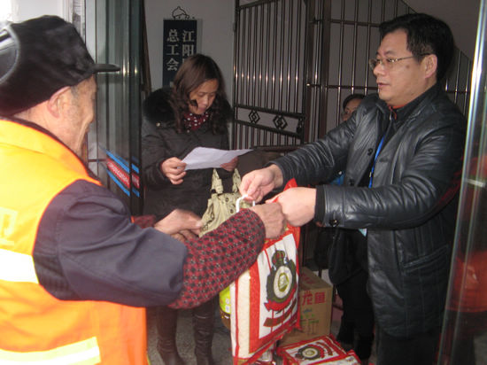 大山坪街道为一线环卫工人送祝福