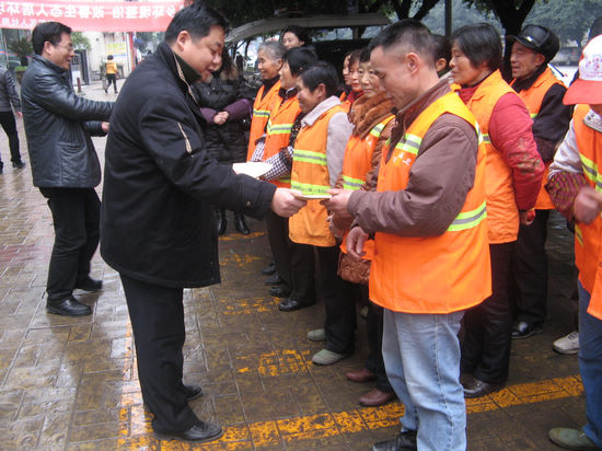 大山坪街道为一线环卫工人送祝福(图1)