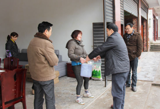 合江：春节送慰问&nbsp;情暖移民心