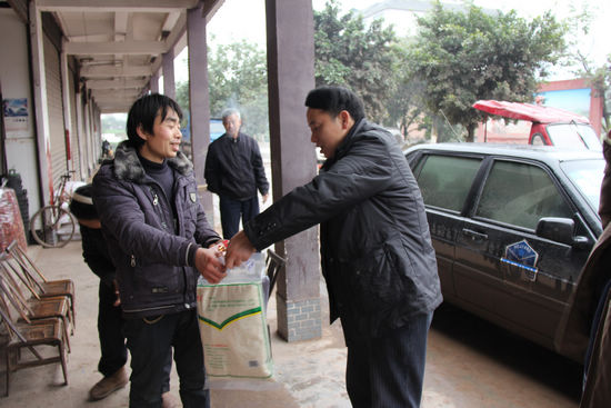 合江:春节送慰问 情暖移民心(图1) 合江:春节送慰问 情暖移民心(图1)