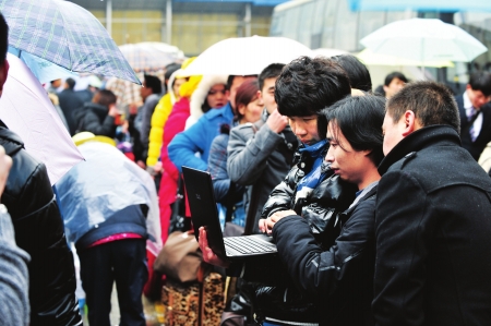 回家汽车排成长龙　成渝高速堵了30公里(图1)