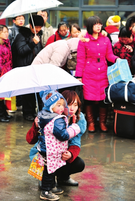 回家汽车排成长龙　成渝高速堵了30公里(图2)