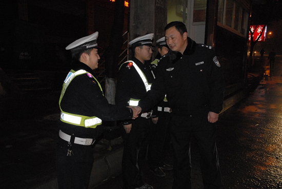 泸州交警坚守岗位：群众安全就是最大宽慰(图1)