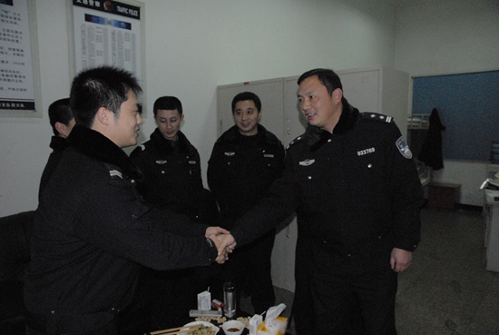 泸州交警坚守岗位：群众安全就是最大宽慰(图2)