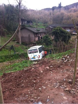 内江：客车撞上小汽车&nbsp;致2人死亡(图3)