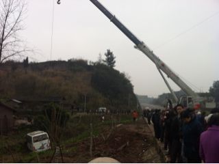 内江：客车撞上小汽车&nbsp;致2人死亡(图2)