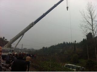 内江：客车撞上小汽车&nbsp;致2人死亡(图1)