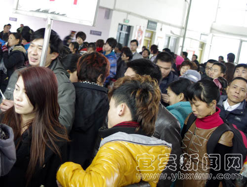 宜宾火车站：返程客流呈现小高峰(图1)