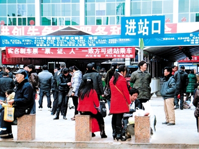 内江今日迎返程高峰&nbsp;预计火车站日发送旅客六千余人(图1)