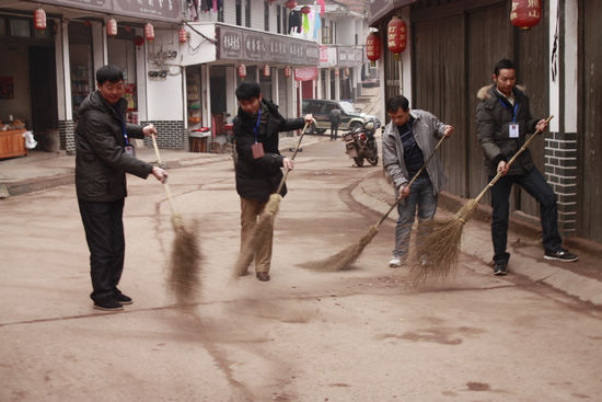 打古镇：开展绿化美化义务劳动(图1)