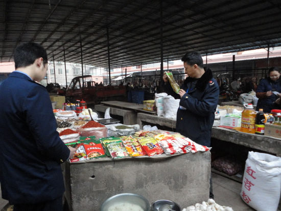 泸县牛滩工商：新年上班第一天&nbsp;市场巡查忙不停(图4)