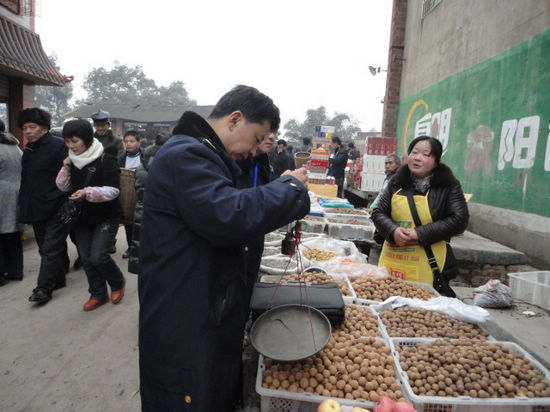 泸县牛滩工商：新年上班第一天&nbsp;市场巡查忙不停(图2)