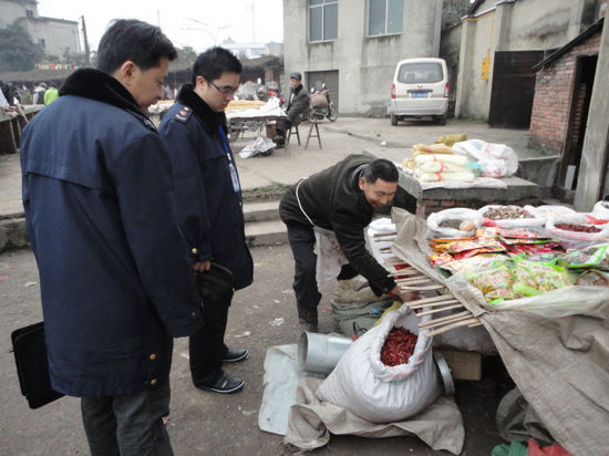 泸县牛滩工商：新年上班第一天&nbsp;市场巡查忙不停(图3)