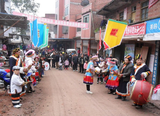 泸州合江：欢歌笑语踩山节&nbsp;苗汉一家迎新春(图2)