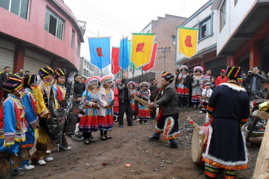 泸州合江：欢歌笑语踩山节&nbsp;苗汉一家迎新春(图1)