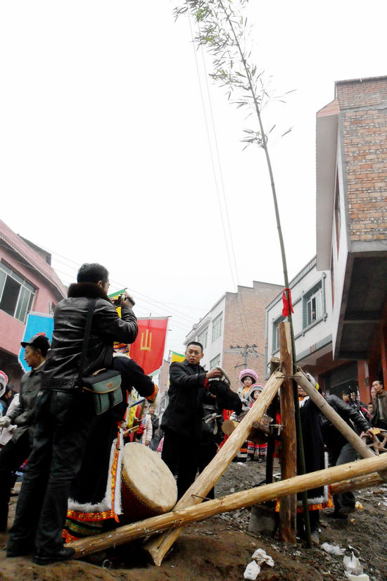 泸州合江：欢歌笑语踩山节&nbsp;苗汉一家迎新春(图3)