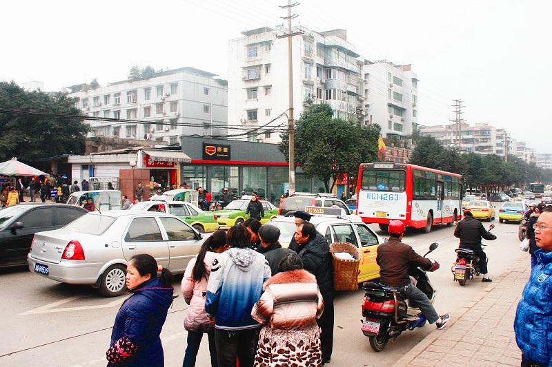 宜宾新春打的记者见闻&nbsp;拼车乱停选客现象严重(图1)