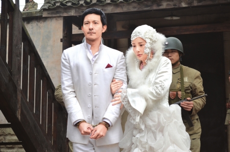 李小璐立威廉&nbsp;自贡上演“婚纱戏”(图1)