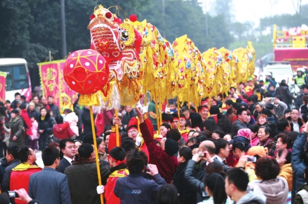 祥龙送福&nbsp;隆昌20万人沾喜气(图1)