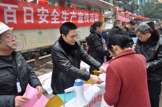 云锦镇：积极开展百日安全活动(图2)