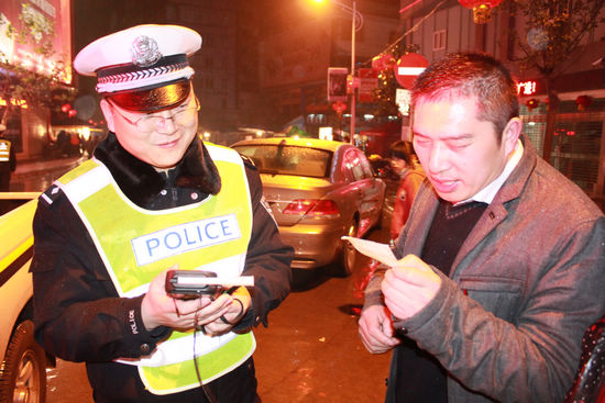 叙永交警全力以赴保“春节”平安(图3) 叙永交警全力以赴保“春节”平安(图3)