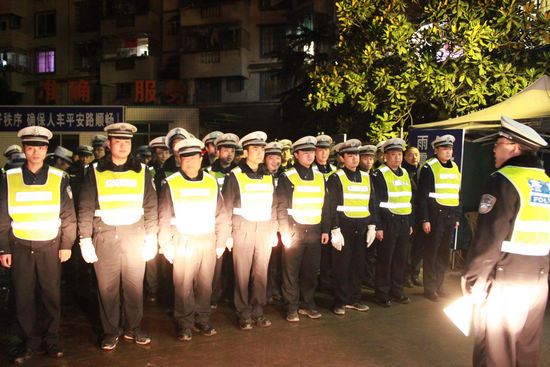 叙永交警全力以赴保“春节”平安(图1) 叙永交警全力以赴保“春节”平安(图1)