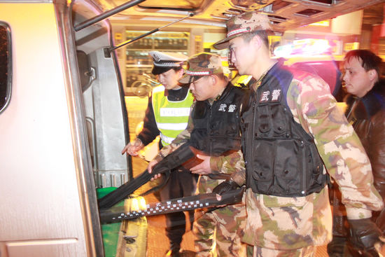 叙永交警全力以赴保“春节”平安(图2) 叙永交警全力以赴保“春节”平安(图2)