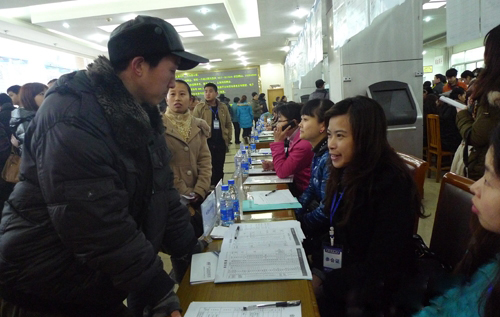 自贡龙年首场招聘会 怎一个“火”字了得(图1) 自贡龙年首场招聘会 怎一个“火”字了得(图1)