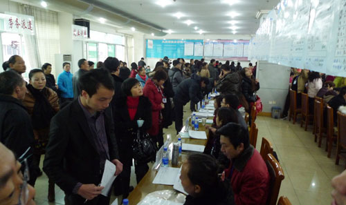 自贡龙年首场招聘会 怎一个“火”字了得(图2) 自贡龙年首场招聘会 怎一个“火”字了得(图2)