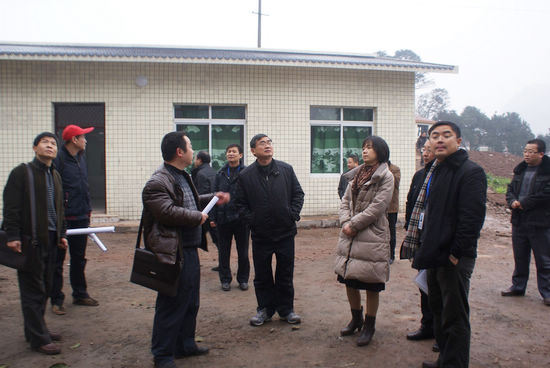 纳溪区委书记熊启权调研龙车村小"午餐工程"工作(图1) 纳溪区委书记熊启权调研龙车村小"午餐工程"工作(图1)