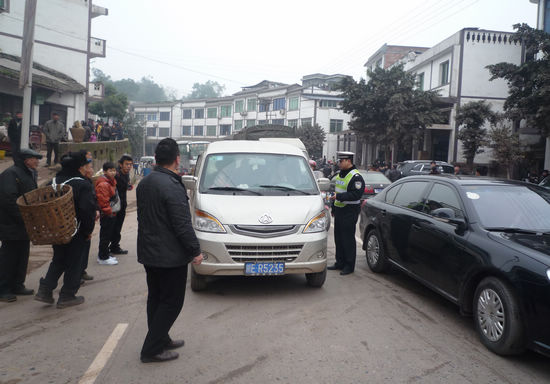 佛荫镇：过节不忘安全生产(图1)