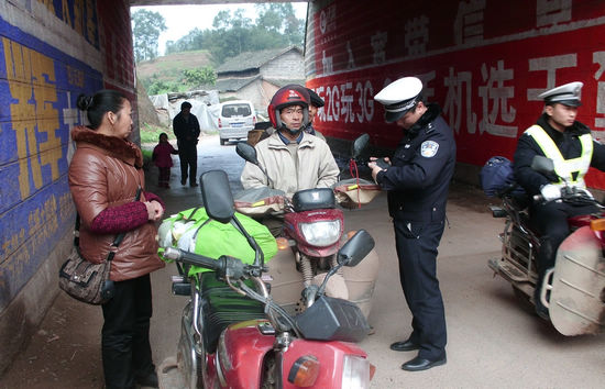 叙永交警走进农村开展摩托车整治(图1)