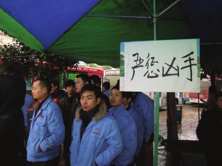 内江公交车排队加气与商贩发生纠纷(图1)