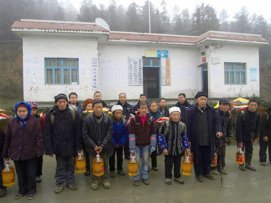 泸州交警帮扶贫困家庭 助推和谐警民关系建设(图2) 泸州交警帮扶贫困家庭 助推和谐警民关系建设(图2)