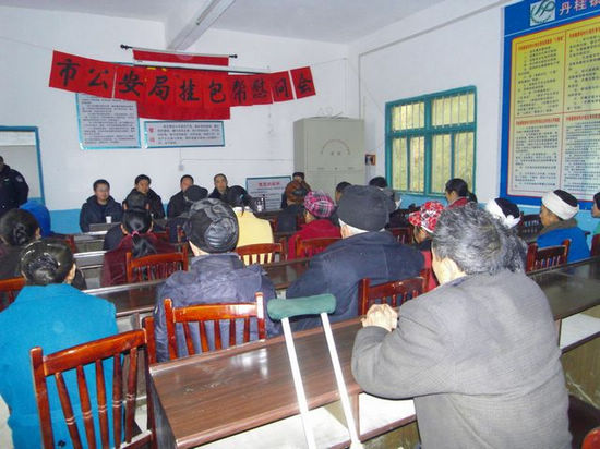 泸州交警帮扶贫困家庭 助推和谐警民关系建设(图1) 泸州交警帮扶贫困家庭 助推和谐警民关系建设(图1)