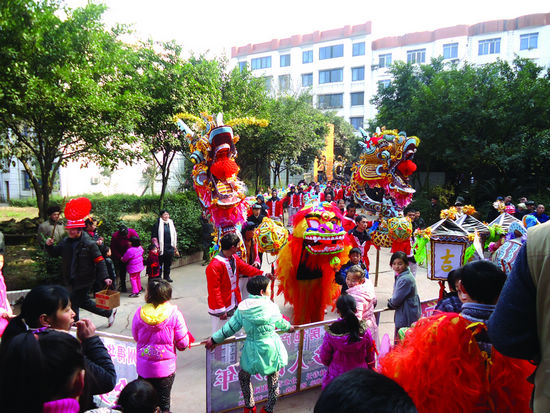 快乐闹元宵! 泸州分水正月十五“烧火龙”(图1) 快乐闹元宵! 泸州分水正月十五“烧火龙”(图1)