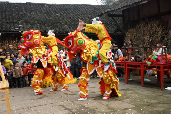 龙车镇：“班打狮子”舞浓新年味(图1)