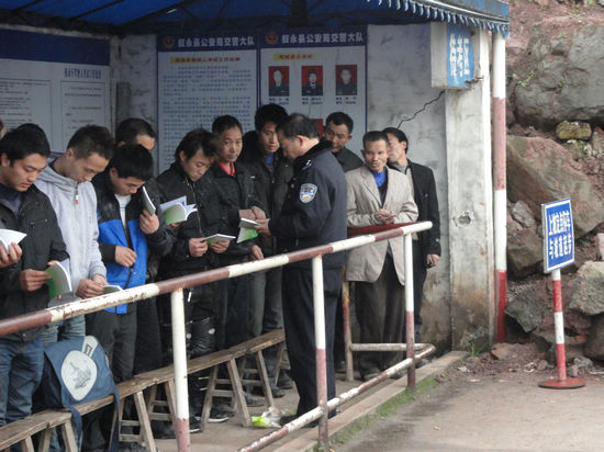 叙永交警大力开展警营开放活动 构建和谐警民关系(图2) 叙永交警大力开展警营开放活动 构建和谐警民关系(图2)