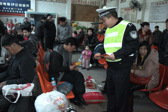 叙永交警大力开展警营开放活动 构建和谐警民关系(图4) 叙永交警大力开展警营开放活动 构建和谐警民关系(图4)