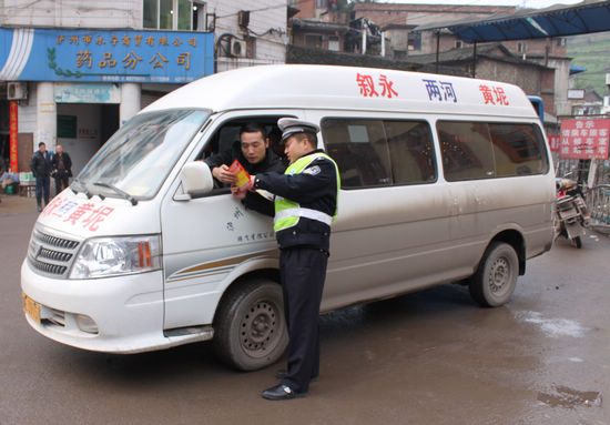 叙永交警大力开展警营开放活动 构建和谐警民关系(图3) 叙永交警大力开展警营开放活动 构建和谐警民关系(图3)