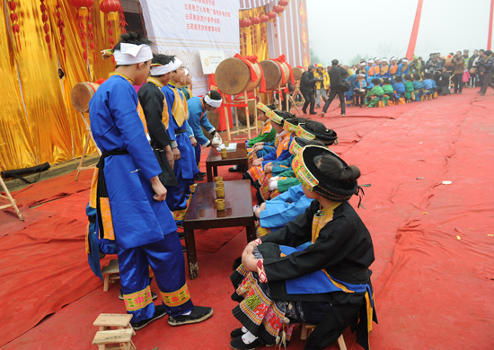 数万苗族同胞&nbsp;古蔺大寨“踩山”过节(图1)