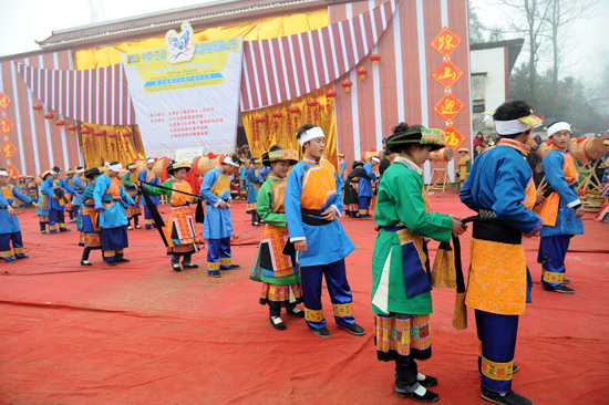 数万苗族同胞&nbsp;古蔺大寨“踩山”过节(图3)