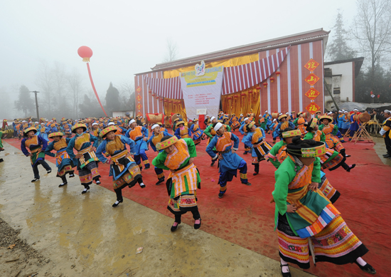 数万苗族同胞&nbsp;古蔺大寨“踩山”过节(图2)