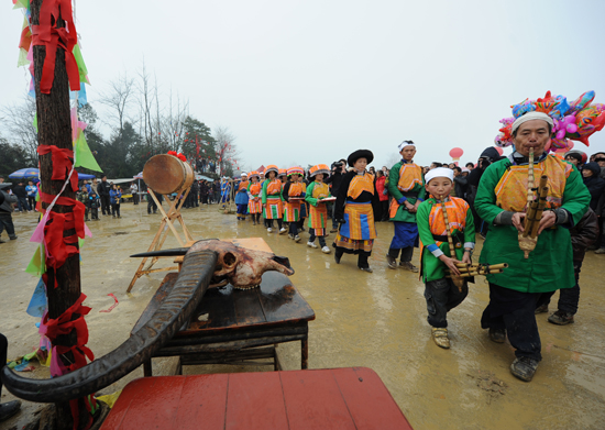 数万苗族同胞&nbsp;古蔺大寨“踩山”过节(图8)