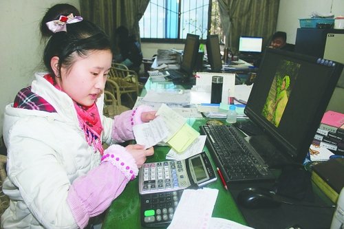 泸州诚信女孩打工4年替父还债后当上会计(图1)
