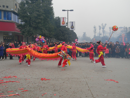 巾帼不让须眉&nbsp;牛滩女子彩龙飞舞龙城闹元霄(图2)