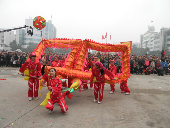 巾帼不让须眉&nbsp;牛滩女子彩龙飞舞龙城闹元霄(图1)