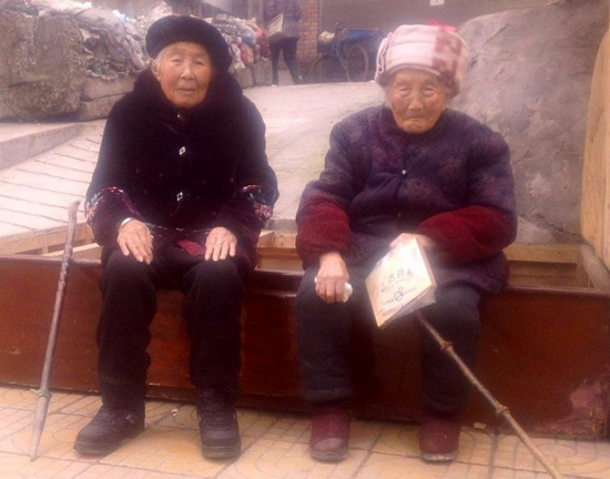叙永:九旬两老太 见面聊不完(图1) 叙永:九旬两老太 见面聊不完(图1)