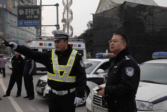 护航“元宵焰火晚会”&nbsp;泸州300交警全力保畅通(图3)